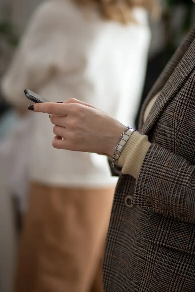 Person on their phone searching google.